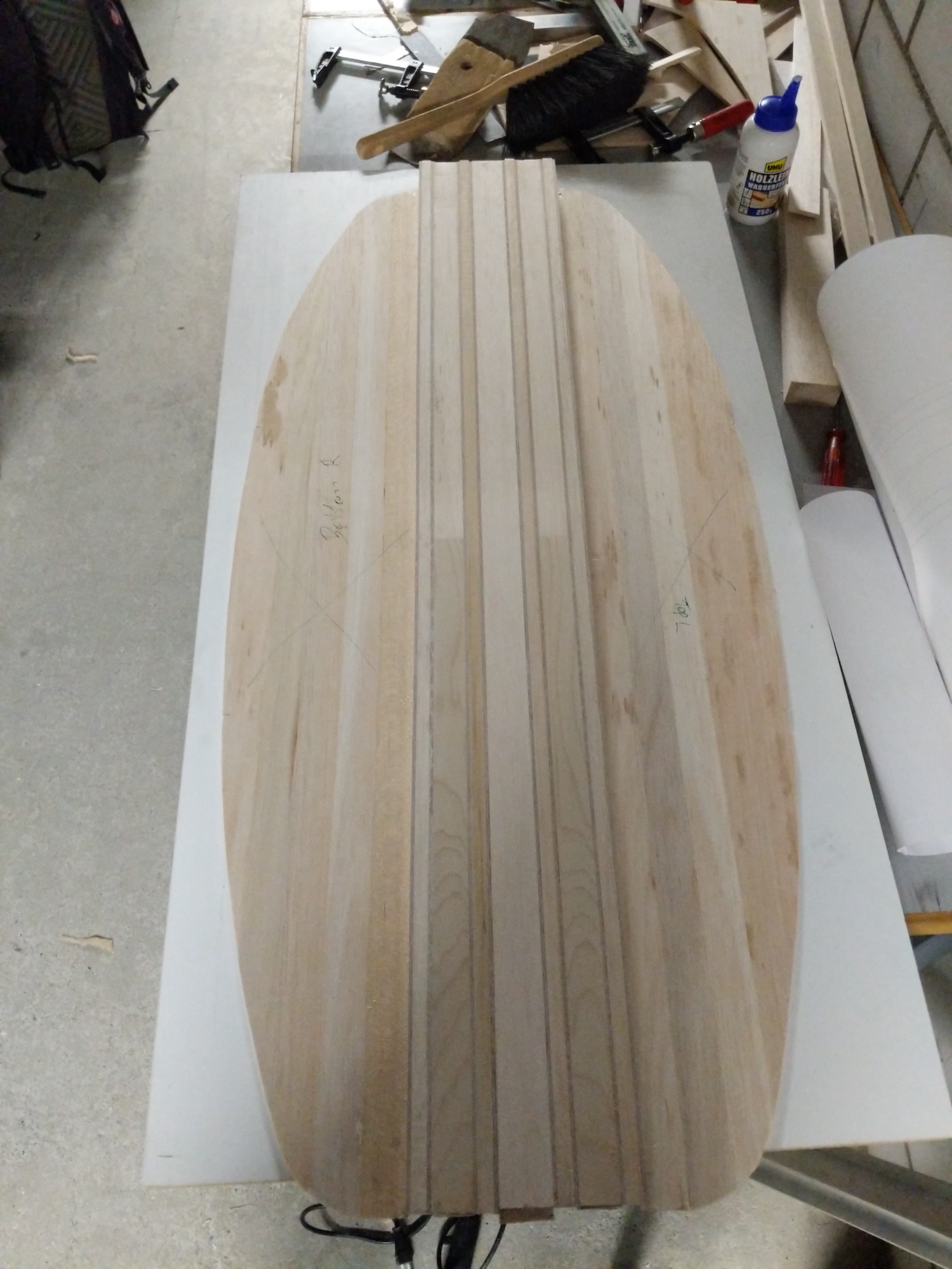 Stringers and deck start looking like a surfboard (inside board)