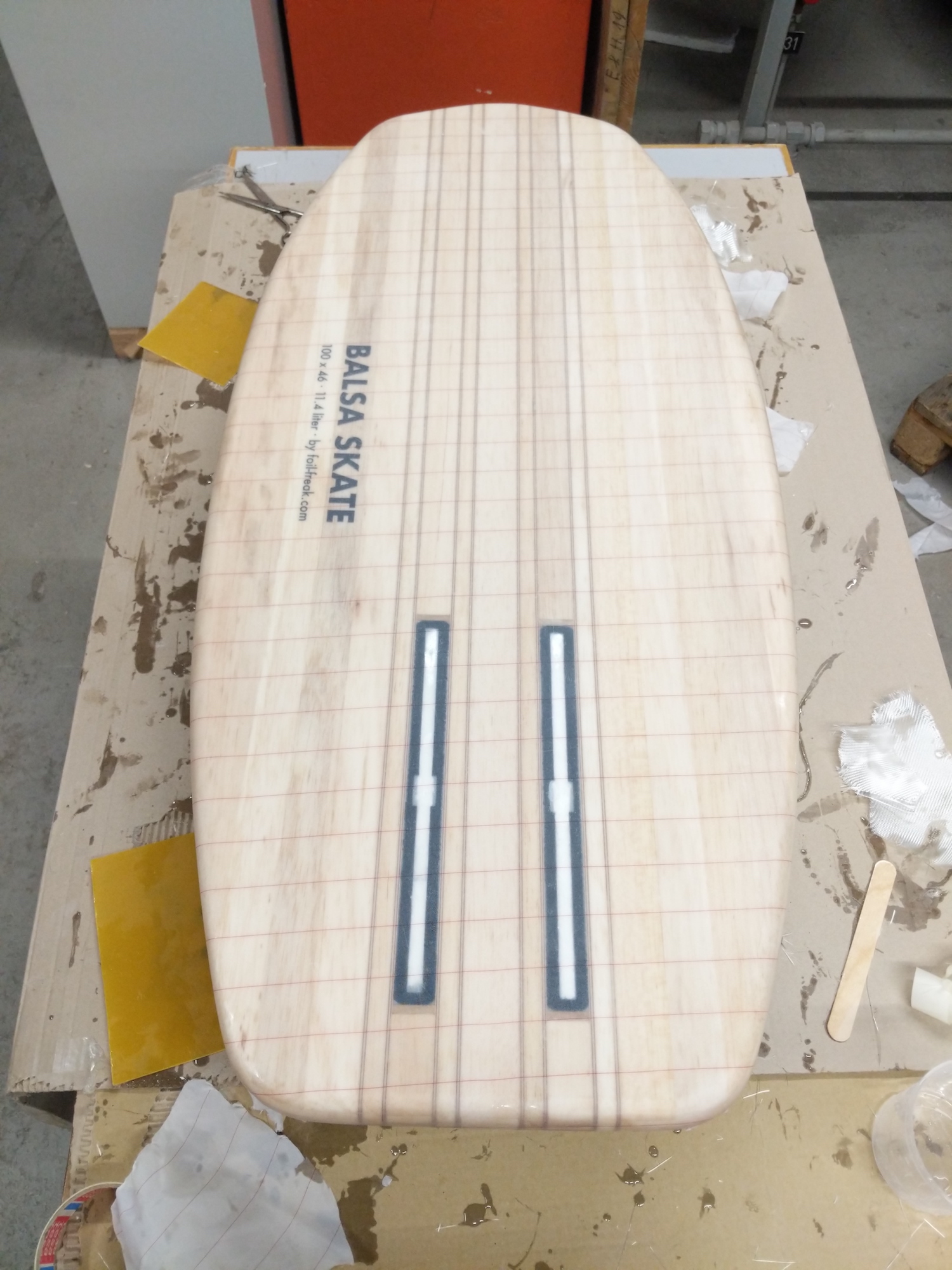 Laminating the board using two fiberglass fabrics, Sicomin Surfclear EVO and peel ply (second shot)